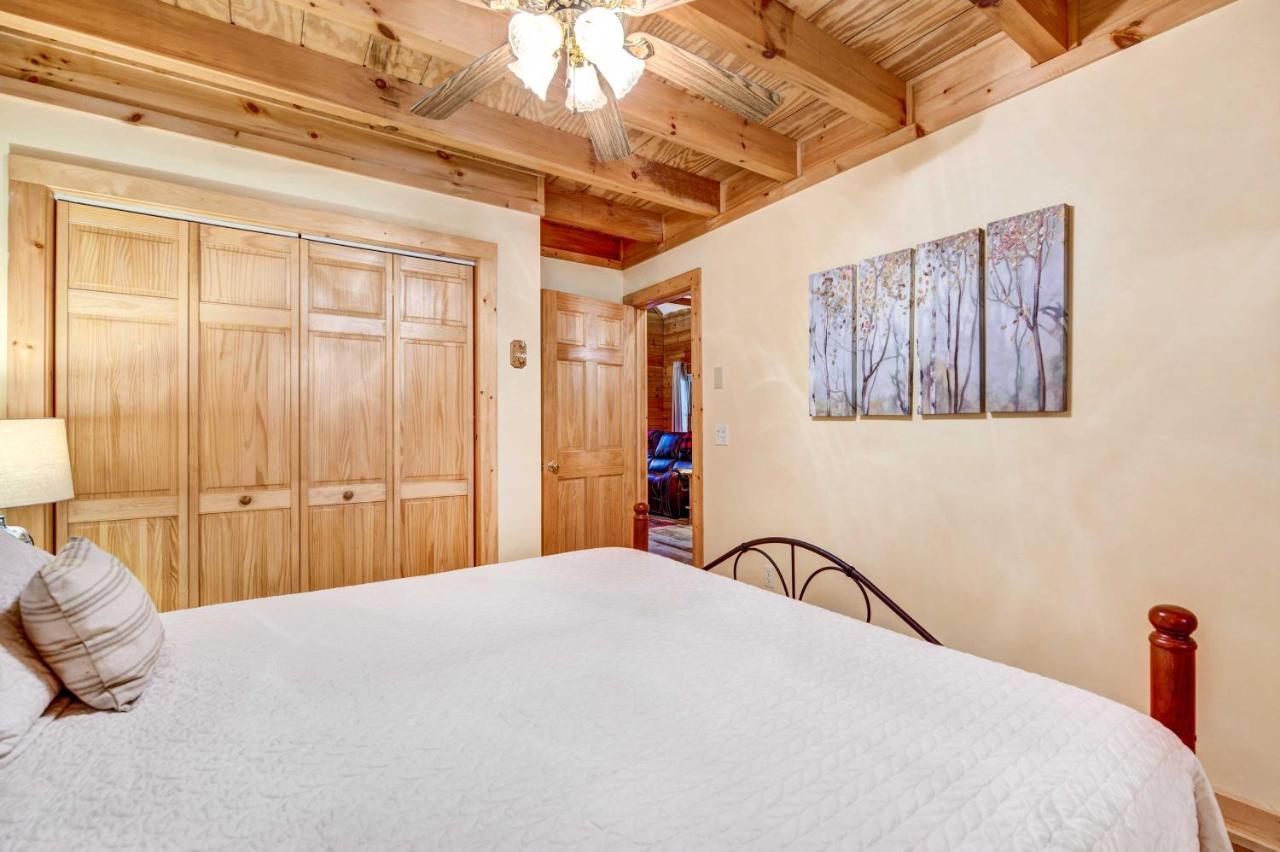 Lake Junaluska Waynesville Cabin With Covered Deck And Fire Pit! מראה חיצוני תמונה