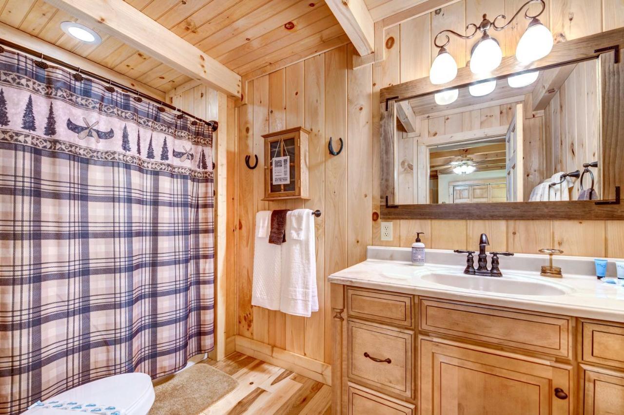 Lake Junaluska Waynesville Cabin With Covered Deck And Fire Pit! מראה חיצוני תמונה