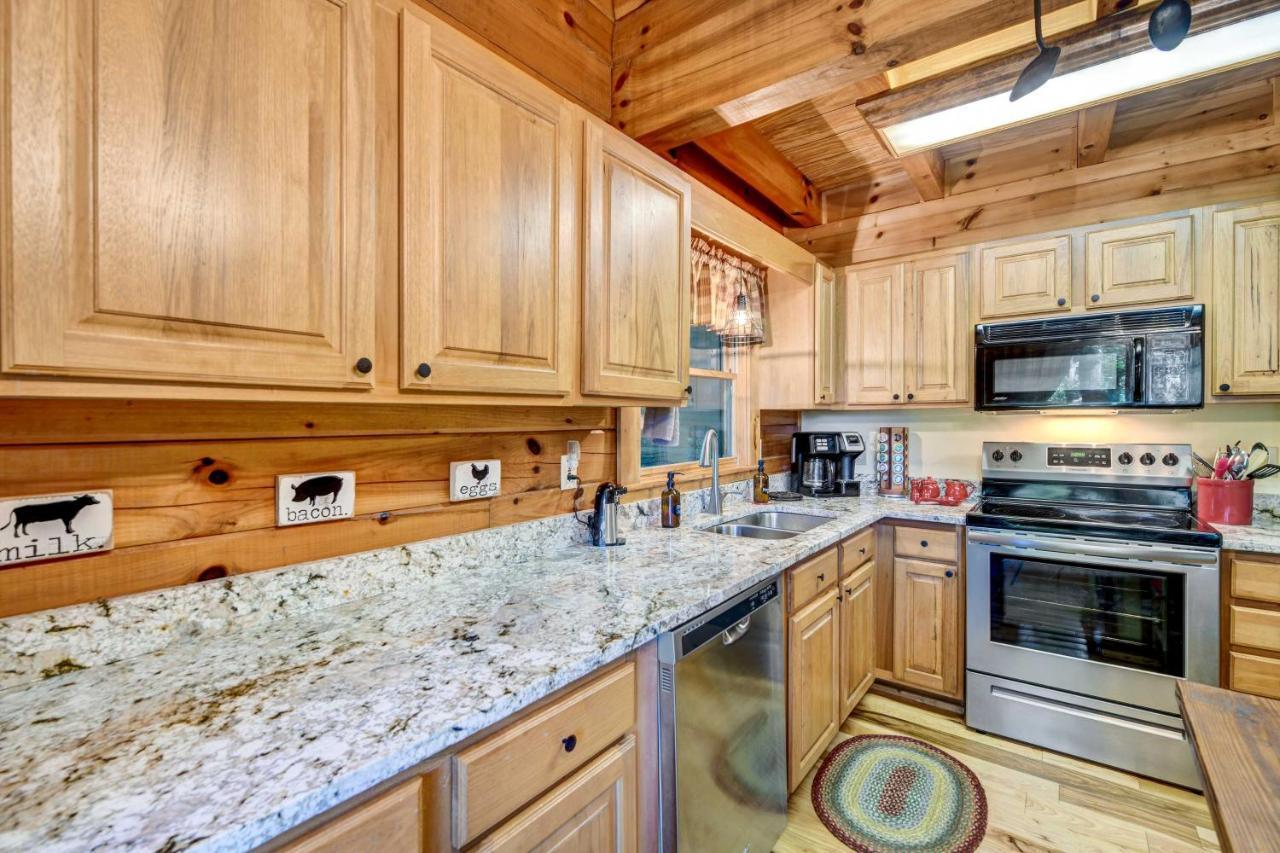 Lake Junaluska Waynesville Cabin With Covered Deck And Fire Pit! מראה חיצוני תמונה